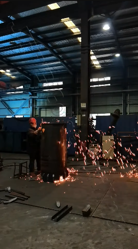 Manual welding in the process of rotary piling tools production